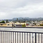 Blue Palm Hollywood Apartment